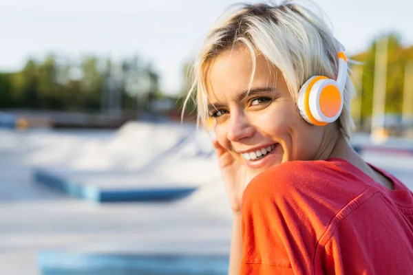 Stylish Cool Teen Female Skateboarder Skate Park — Stock Photo, Image