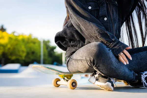 Snygg Cool Tonåring Kvinnliga Skateboarder Skate Park — Stockfoto