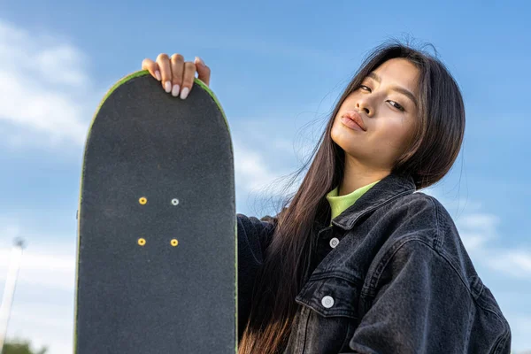 Stylowy Cool Nastolatka Kobieta Deskorolka Skate Park — Zdjęcie stockowe