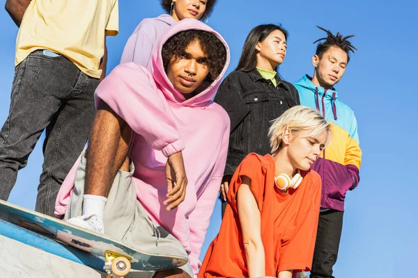 Grupo Multicultural Jovens Amigos Unindo Livre Divertindo Elegante Legal Adolescentes — Fotografia de Stock