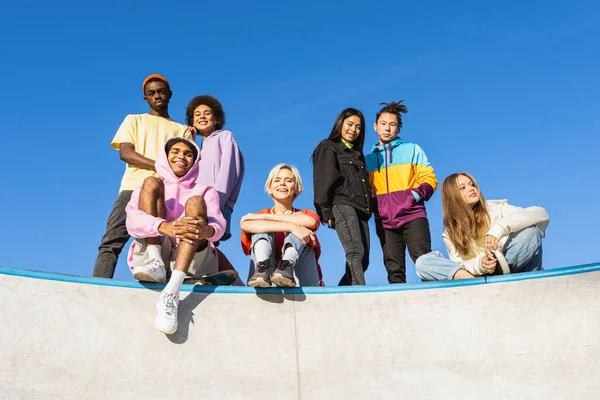 Groupe Multiculturel Jeunes Amis Qui Lient Extérieur Qui Amusent Des — Photo