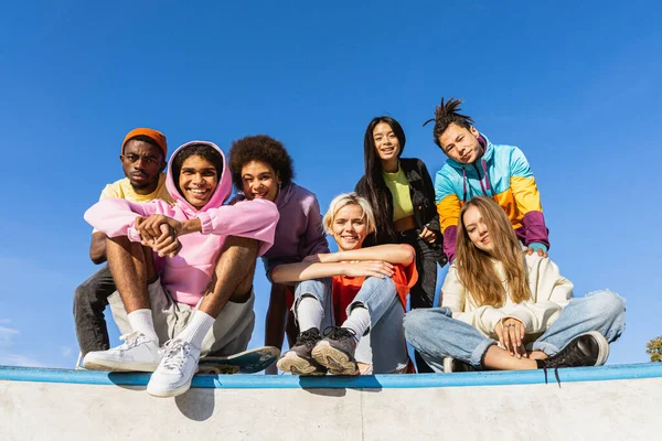 Multikulturell Grupp Unga Vänner Förenas Utomhus Och Kul Snygga Coola — Stockfoto