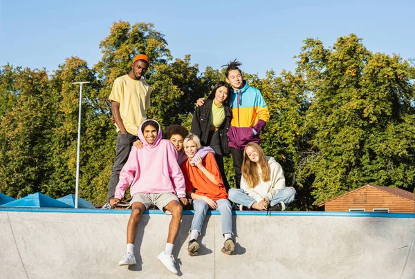 Grupo Multicultural Jóvenes Amigos Que Unen Aire Libre Divierten Adolescentes — Foto de Stock