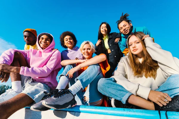 アウトドアと遊びを融合させた若者の多文化グループ スタイリッシュなクールな10代の若者たちが都会のスケートパークに集まる — ストック写真