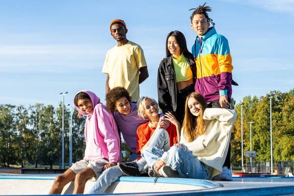 Multicultural Group Young Friends Bonding Outdoors Having Fun Stylish Cool — Stock Photo, Image