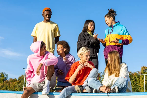 Grupo Multicultural Jovens Amigos Unindo Livre Divertindo Elegante Legal Adolescentes — Fotografia de Stock