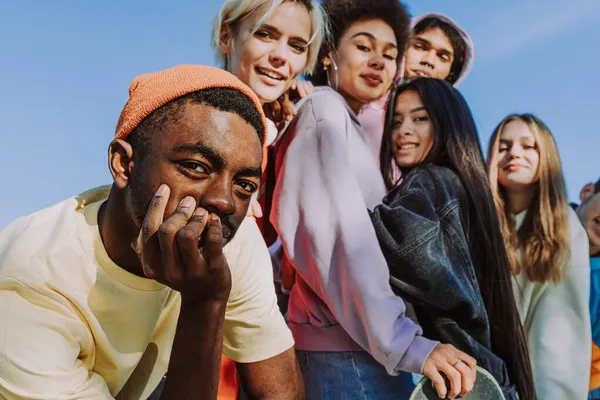 Grupo Multicultural Jovens Amigos Unindo Livre Divertindo Elegante Legal Adolescentes — Fotografia de Stock