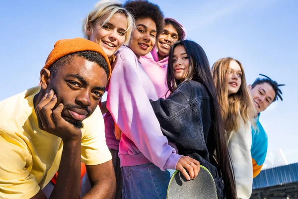 Groupe Multiculturel Jeunes Amis Qui Lient Extérieur Qui Amusent Des — Photo