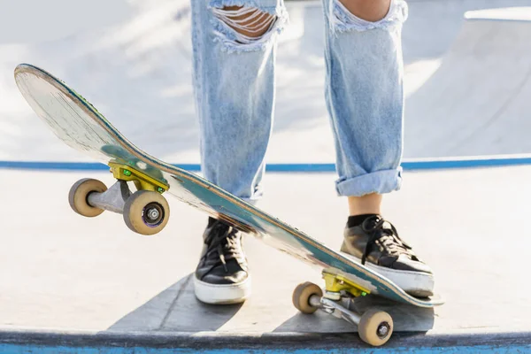 时尚酷的少女滑板手在滑板公园 在鞋子上的特写 — 图库照片