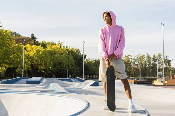 Elegante Cool Teen Skateboarder Maschile Allo Skate Park — Foto Stock