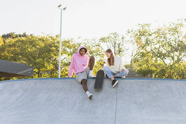 Multikulturelle Gruppe Junger Freunde Trifft Sich Draußen Und Hat Spaß — Stockfoto