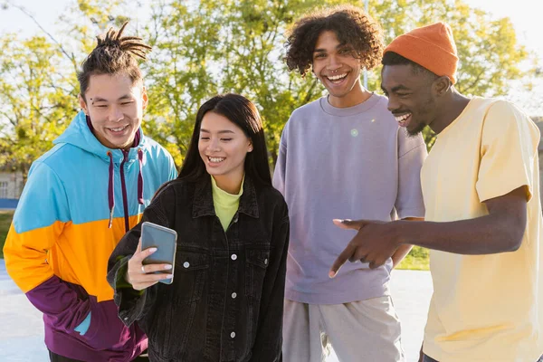 Multikulturelle Gruppe Junger Freunde Trifft Sich Draußen Und Hat Spaß — Stockfoto