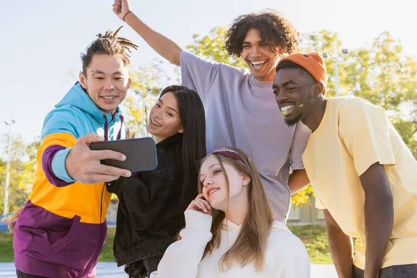 Grupo Multicultural Jóvenes Amigos Que Unen Aire Libre Divierten Adolescentes — Foto de Stock