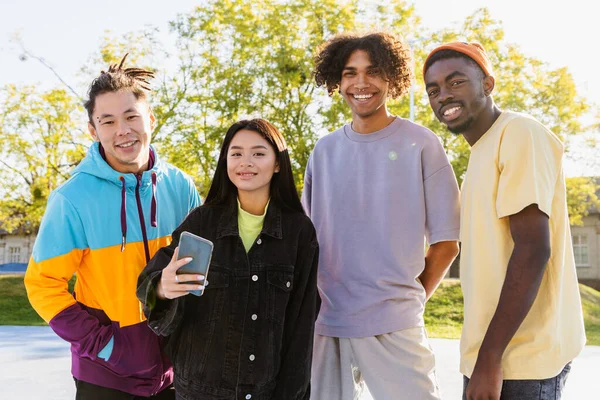 多元文化的一群年轻朋友聚集在户外 玩得很开心 时尚清凉的青少年聚集在城市溜冰场 — 图库照片