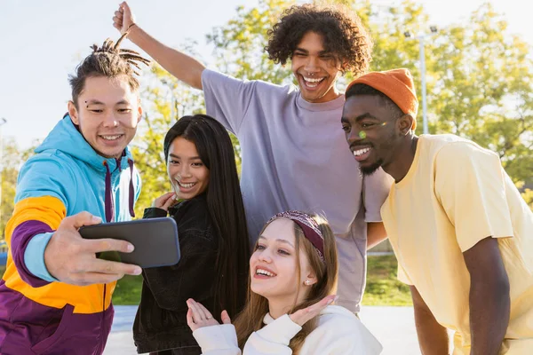 多元文化的一群年轻朋友聚集在户外 玩得很开心 时尚清凉的青少年聚集在城市溜冰场 — 图库照片