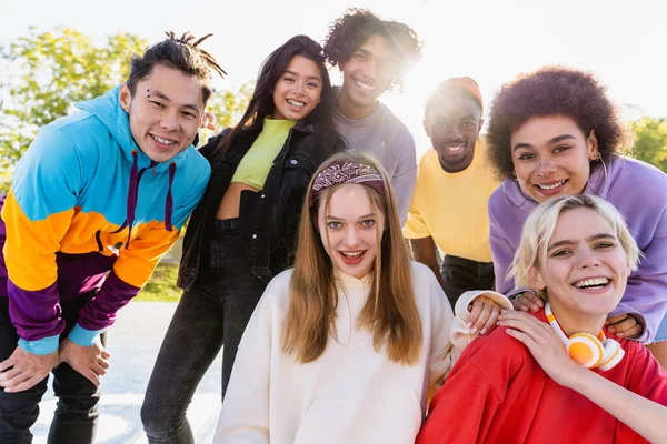 Мультикультурна Група Молодих Друзів Спілкуються Відкритому Повітрі Розважаються Стильні Прохолодні — стокове фото