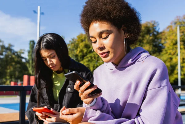 Multicultural Group Young Friends Bonding Outdoors Having Fun Stylish Cool — Stock Photo, Image