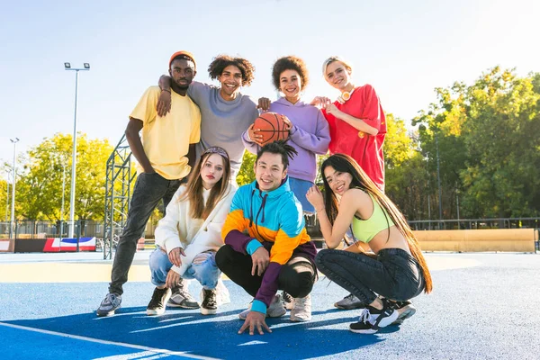 Groupe Multiculturel Jeunes Amis Qui Lient Extérieur Qui Amusent Des — Photo