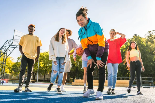 Multikulturelle Gruppe Junger Freunde Trifft Sich Draußen Und Hat Spaß — Stockfoto