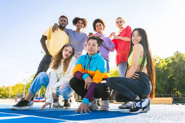 Multikulturelle Gruppe Junger Freunde Trifft Sich Draußen Und Hat Spaß — Stockfoto