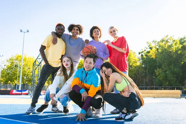 Grupo Multicultural Jóvenes Amigos Que Unen Aire Libre Divierten Adolescentes — Foto de Stock