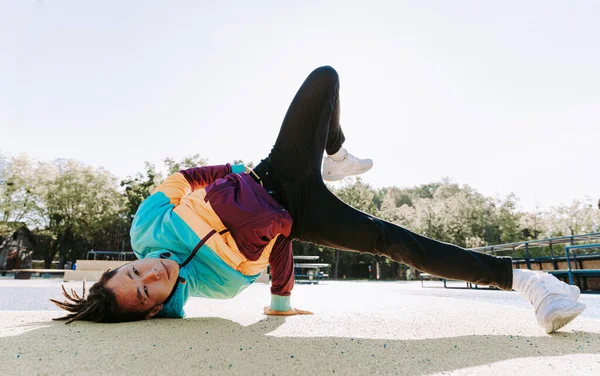 Azji Boy Wykonuje Breakdance Trick Stylowe Fajne Nastolatek Taniec Skate — Zdjęcie stockowe