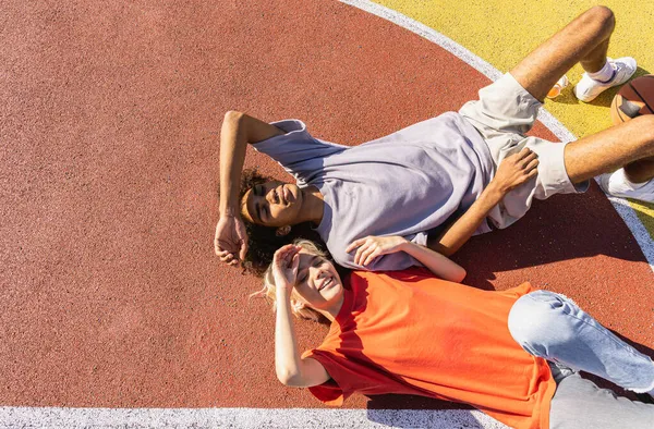 Interrassische Junge Paare Die Sich Freien Treffen Farbigen Und Modernen — Stockfoto