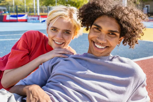 Interrassische Junge Paare Die Sich Freien Treffen Farbigen Und Modernen — Stockfoto