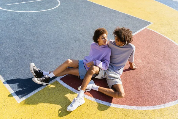 Interrassische Junge Paare Die Sich Freien Treffen Farbigen Und Modernen — Stockfoto