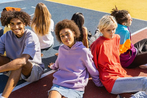 Grupo Multicultural Jovens Amigos Unindo Livre Divertindo Elegante Legal Adolescentes — Fotografia de Stock