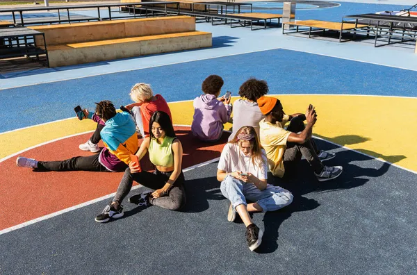 문화권의 친구들 옥외에서 유대를 도시의 스케이트 공원에 재미있고 대들을 만난다 — 스톡 사진