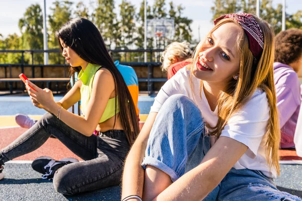 Grupo Multicultural Jovens Amigos Unindo Livre Divertindo Elegante Legal Adolescentes — Fotografia de Stock