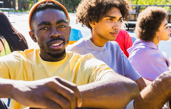 Multiculturális Csoport Fiatal Barátok Kötődnek Szabadban Jól Érzik Magukat Stílusos — Stock Fotó