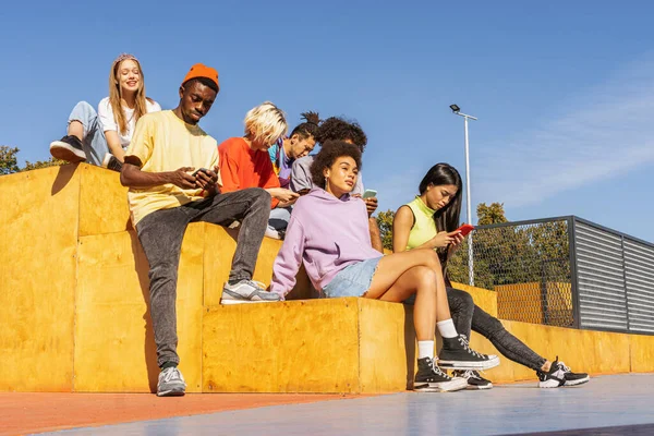 Multikulturní Skupina Mladých Přátel Sbližování Venku Baví Stylový Cool Dospívající — Stock fotografie