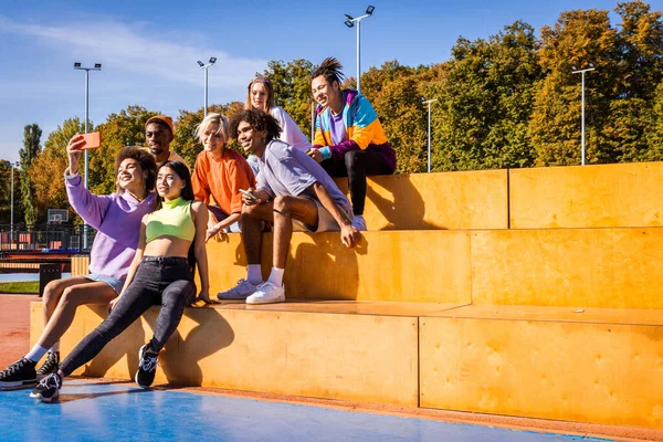 Grup Multicultural Tineri Prieteni Care Leagă Aer Liber Distrează Adolescenți — Fotografie, imagine de stoc