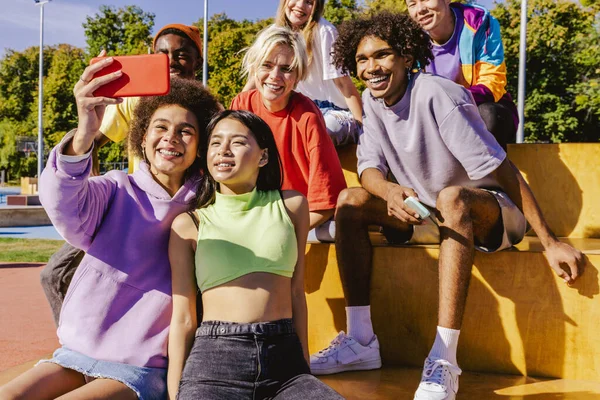 Grupo Multicultural Jóvenes Amigos Que Unen Aire Libre Divierten Adolescentes — Foto de Stock