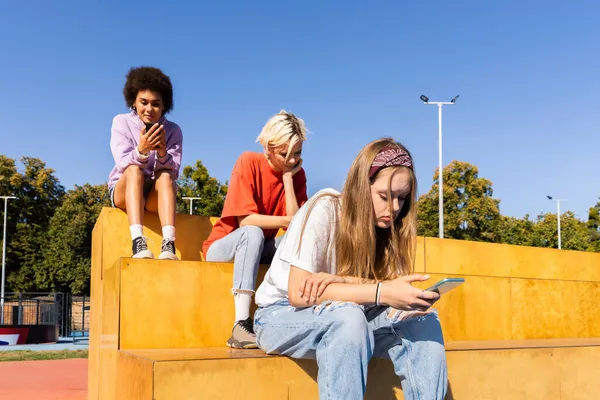 Multikulturní Skupina Mladých Přátel Sbližování Venku Baví Stylový Cool Dospívající — Stock fotografie