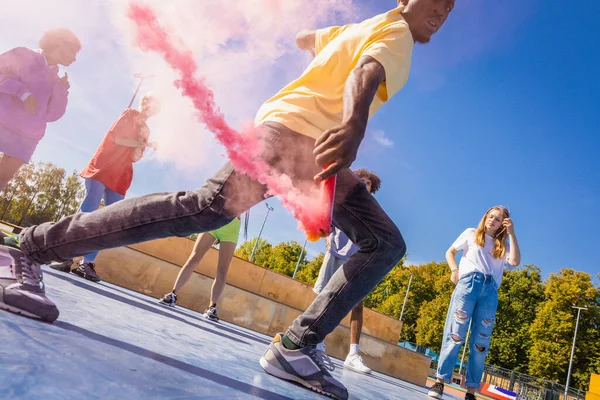 Grupo Multicultural Jóvenes Amigos Que Unen Aire Libre Divierten Adolescentes — Foto de Stock