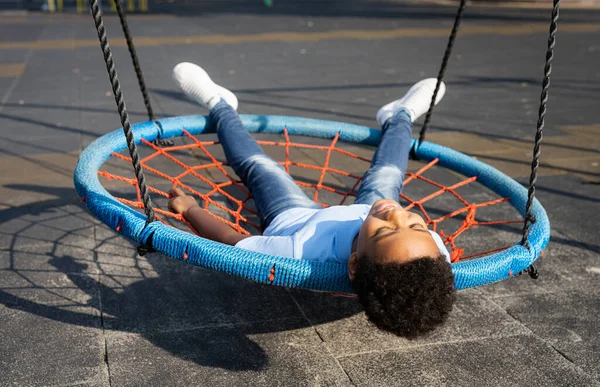 Bonita Família Afro Americana Feliz Ligação Parque Família Negra Divertindo — Fotografia de Stock