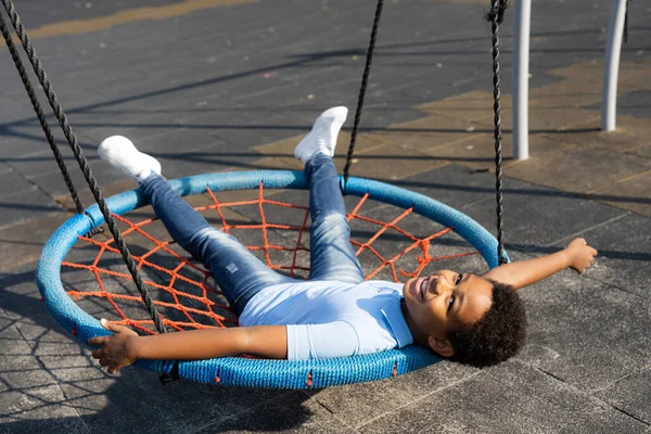 Hermosa Familia Afroamericana Feliz Vinculación Parque Familia Negra Divirtiéndose Aire —  Fotos de Stock