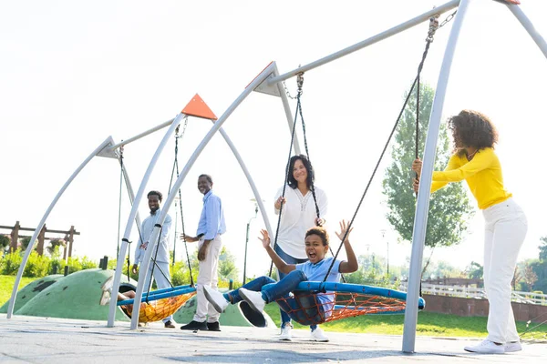 Hermosa Familia Afroamericana Feliz Vinculación Parque Familia Negra Divirtiéndose Aire —  Fotos de Stock
