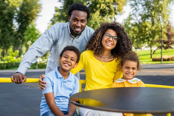Bonita Família Afro Americana Feliz Ligação Parque Família Negra Divertindo — Fotografia de Stock