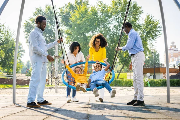 아름다운 아프리카 미국인 가족의 밖에서 즐거운 시간을 보내고 — 스톡 사진