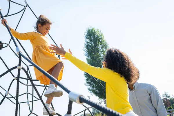 Hermosa Familia Afroamericana Feliz Vinculación Parque Familia Negra Divirtiéndose Aire — Foto de Stock