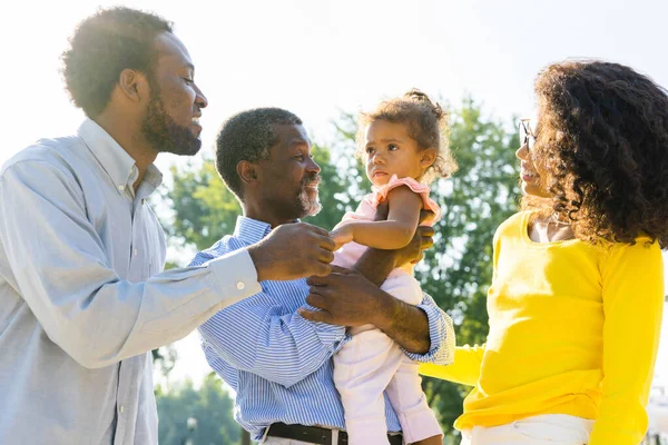 Bonita Família Afro Americana Feliz Ligação Parque Família Negra Divertindo — Fotografia de Stock