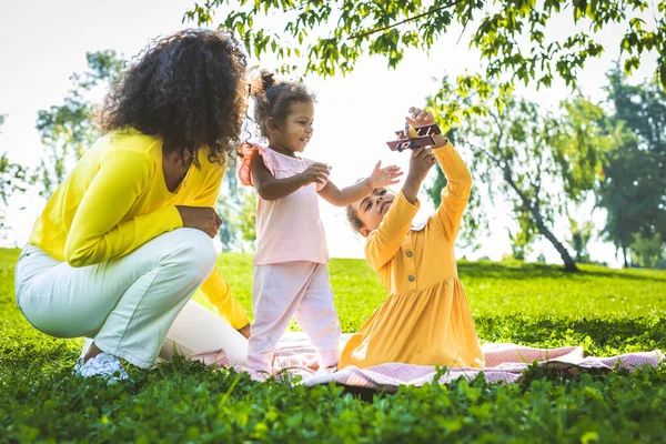 Schöne Glückliche Afrikanisch Amerikanische Familienbande Park Schwarze Familie Hat Spaß — Stockfoto