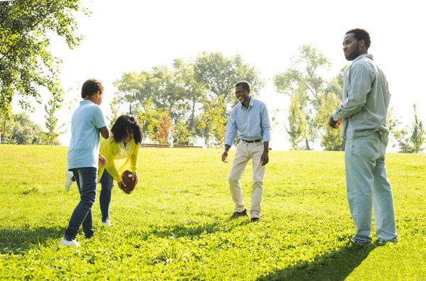 Güzel Mutlu Afro Amerikan Aile Parkta Kaynaşıyor Siyahi Aile Dışarıda — Stok fotoğraf