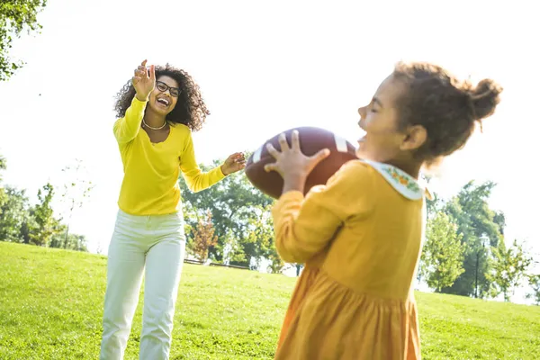 Schöne Glückliche Afrikanisch Amerikanische Familienbande Park Schwarze Familie Hat Spaß — Stockfoto