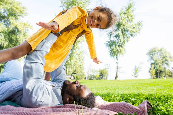 Schöne Glückliche Afrikanisch Amerikanische Familienbande Park Schwarze Familie Hat Spaß — Stockfoto