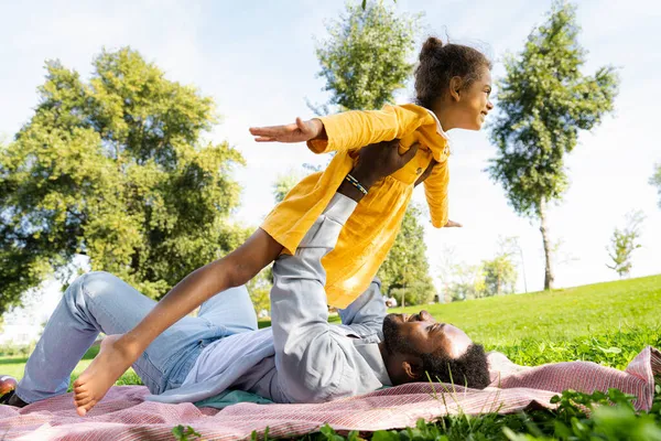 Hermosa Familia Afroamericana Feliz Vinculación Parque Familia Negra Divirtiéndose Aire —  Fotos de Stock